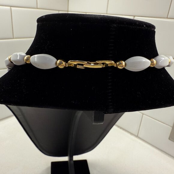 NAPIER Vintage White and Gold Tone Acrylic Necklace - Picture 4 of 7
